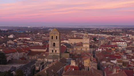Luftaufnahme-Von-Arles-Im-Morgengrauen,-Rosafarbener-Himmel,-Mystische-Luftaufnahme-Frankreich
